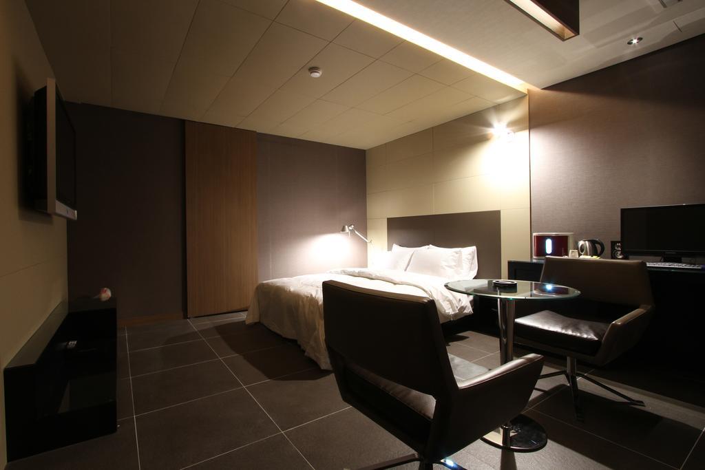 Valentine Hotel Коян Номер фото