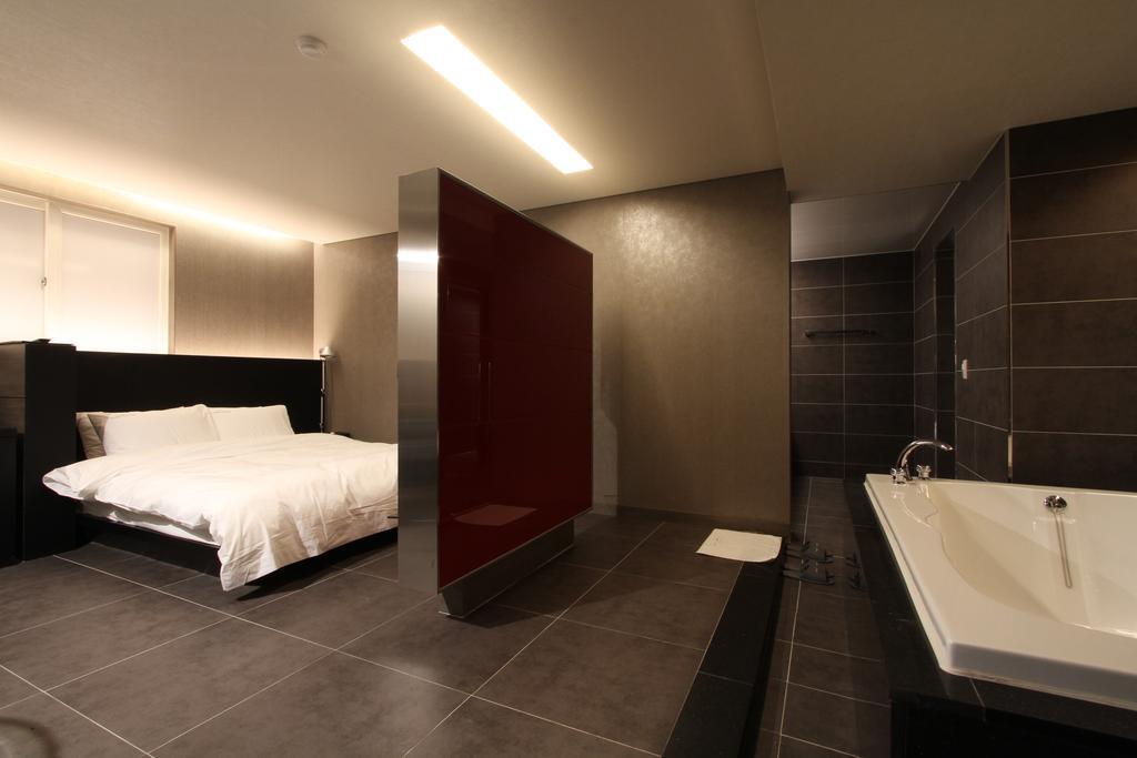 Valentine Hotel Коян Номер фото