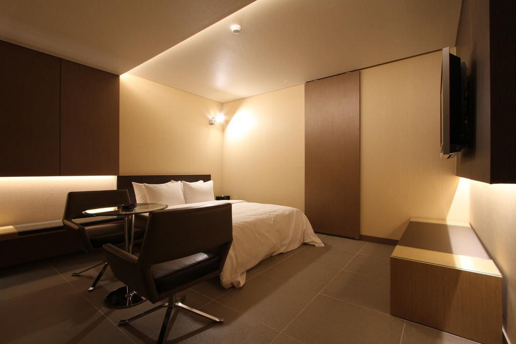 Valentine Hotel Коян Номер фото