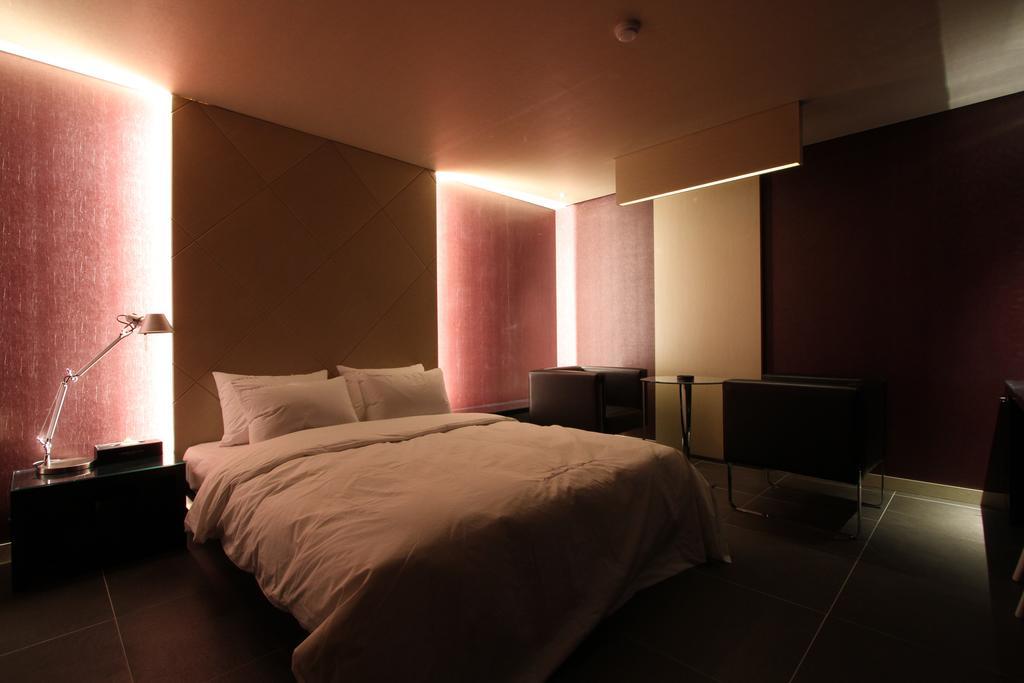 Valentine Hotel Коян Номер фото
