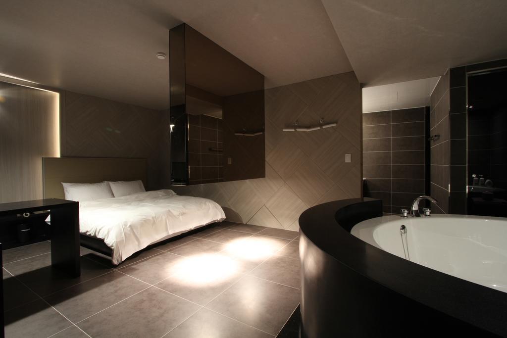 Valentine Hotel Коян Номер фото